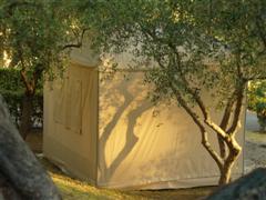 Steilwandzelt auf Campingplatz